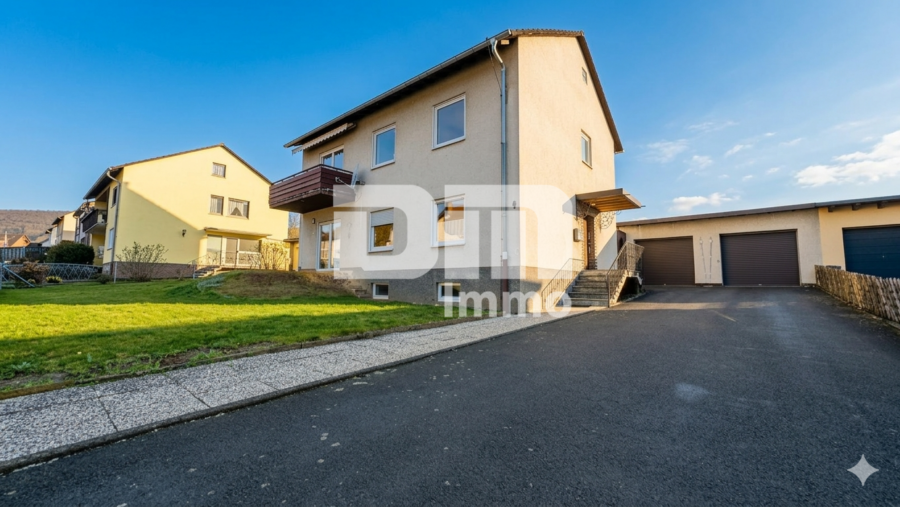 Gepflegtes Ein / Zweifamilienhaus mit Doppelgarage in begehrter Ortsrandlage von Zierenberg - Große Einfahrt / Doppelgarage